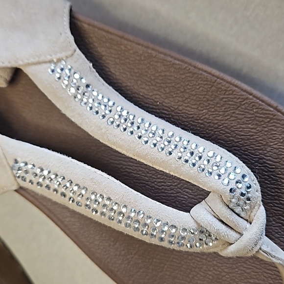 Tan suede thong fitflop sandals - Picture 4 of 11